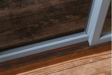 ペイント家具　青みのあるカラーが目を引くレトロな薄型収納棚(戸棚、サイドボード)