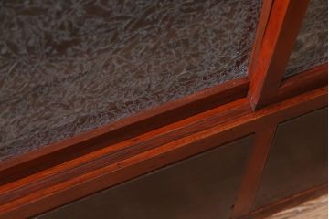 レトロ家具　和製アンティーク　レトロな雰囲気漂う結霜ガラス入りの戸棚(収納棚、食器棚)