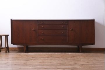 ヴィンテージ家具　イギリスビンテージ　younger社　北欧テイストでスタイリッシュなサイドボード(収納棚)