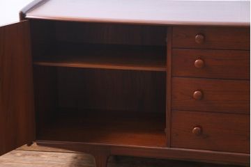 ヴィンテージ家具　イギリスビンテージ　younger社　北欧テイストでスタイリッシュなサイドボード(収納棚)