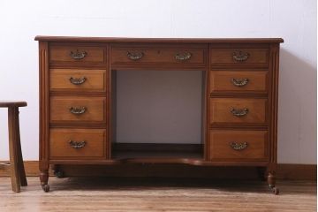 アンティーク家具　フランスアンティーク　ウォールナット材　クラシカルな取っ手がおしゃれなキャスター付きデスク(両袖机)