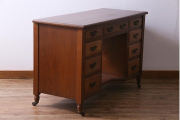 アンティーク家具　フランスアンティーク　ウォールナット材　クラシカルな取っ手がおしゃれなキャスター付きデスク(両袖机)