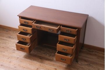 アンティーク家具　フランスアンティーク　ウォールナット材　クラシカルな取っ手がおしゃれなキャスター付きデスク(両袖机)