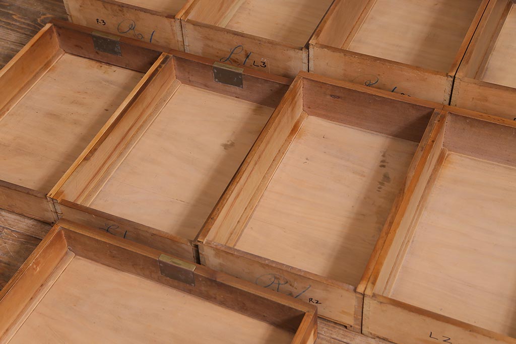 アンティーク家具　フランスアンティーク　ウォールナット材　クラシカルな取っ手がおしゃれなキャスター付きデスク(両袖机)