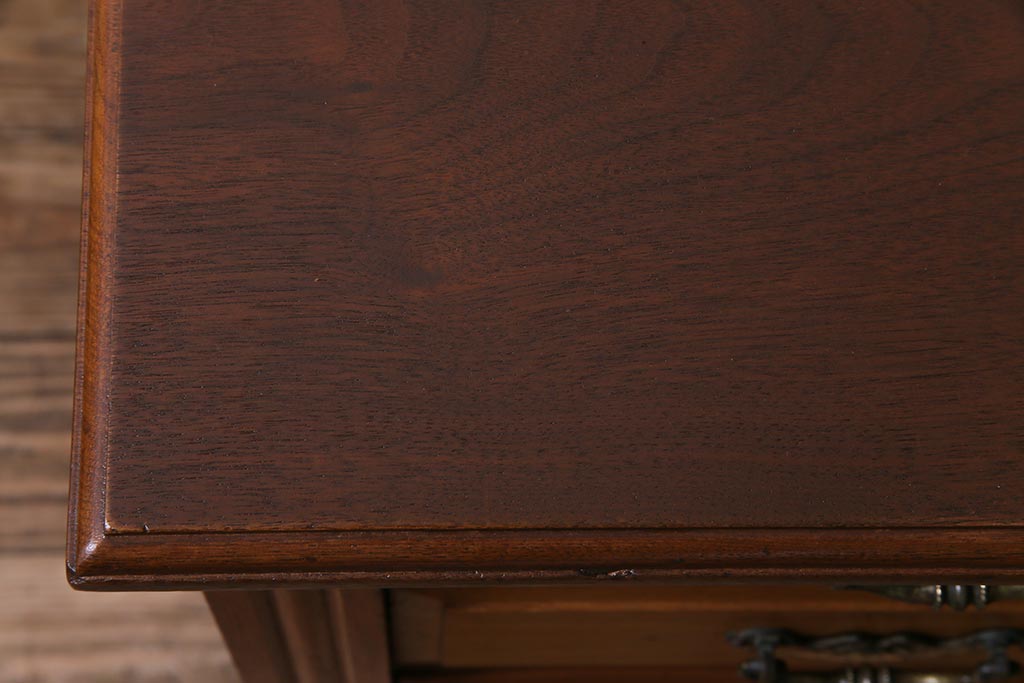 アンティーク家具　フランスアンティーク　ウォールナット材　クラシカルな取っ手がおしゃれなキャスター付きデスク(両袖机)