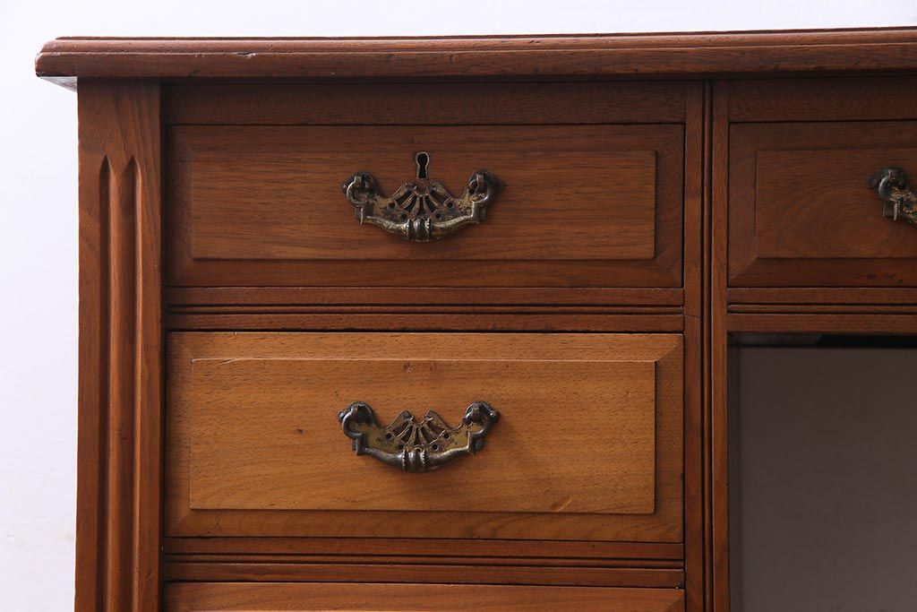 アンティーク家具　フランスアンティーク　ウォールナット材　クラシカルな取っ手がおしゃれなキャスター付きデスク(両袖机)