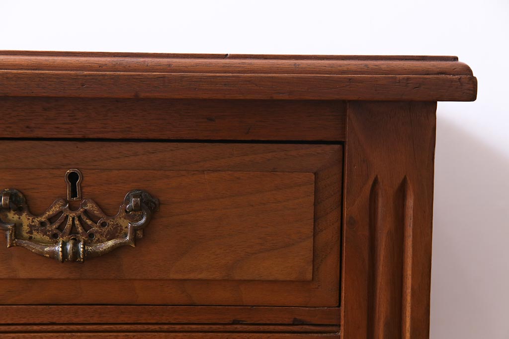 アンティーク家具　フランスアンティーク　ウォールナット材　クラシカルな取っ手がおしゃれなキャスター付きデスク(両袖机)