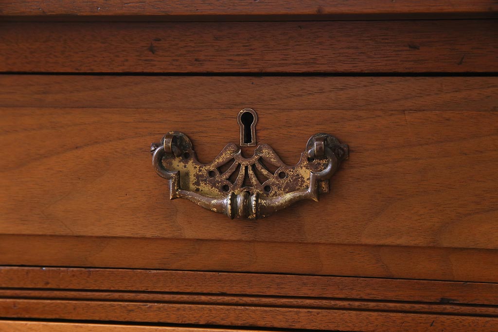 アンティーク家具　フランスアンティーク　ウォールナット材　クラシカルな取っ手がおしゃれなキャスター付きデスク(両袖机)