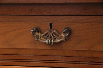 アンティーク家具　フランスアンティーク　ウォールナット材　クラシカルな取っ手がおしゃれなキャスター付きデスク(両袖机)