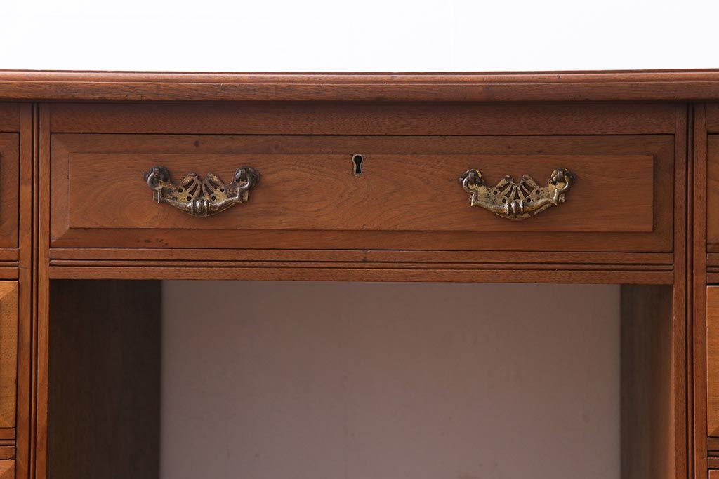 アンティーク家具　フランスアンティーク　ウォールナット材　クラシカルな取っ手がおしゃれなキャスター付きデスク(両袖机)