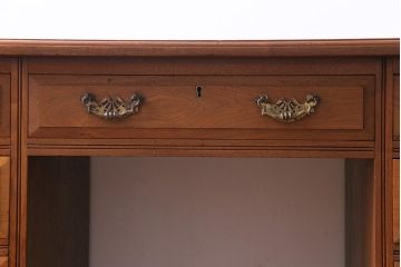 アンティーク家具　フランスアンティーク　ウォールナット材　クラシカルな取っ手がおしゃれなキャスター付きデスク(両袖机)