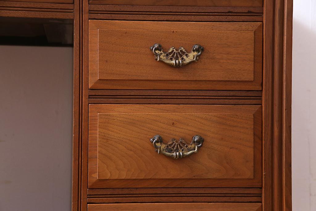 アンティーク家具　フランスアンティーク　ウォールナット材　クラシカルな取っ手がおしゃれなキャスター付きデスク(両袖机)