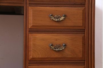 アンティーク家具　フランスアンティーク　ウォールナット材　クラシカルな取っ手がおしゃれなキャスター付きデスク(両袖机)