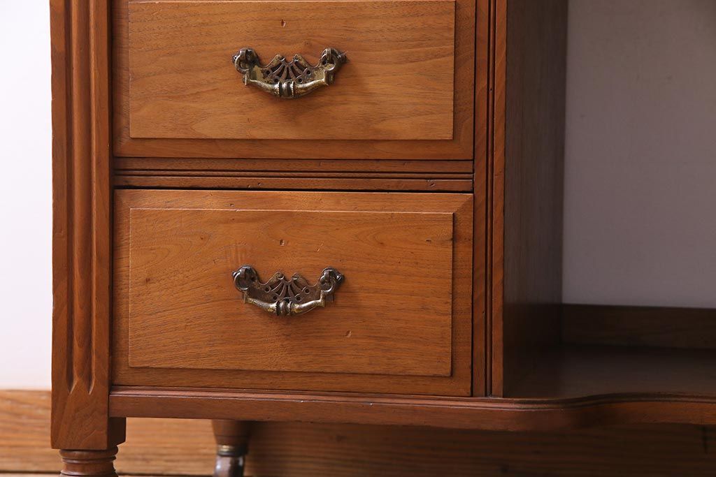 アンティーク家具　フランスアンティーク　ウォールナット材　クラシカルな取っ手がおしゃれなキャスター付きデスク(両袖机)