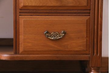 アンティーク家具　フランスアンティーク　ウォールナット材　クラシカルな取っ手がおしゃれなキャスター付きデスク(両袖机)