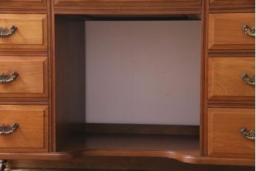 アンティーク家具　フランスアンティーク　ウォールナット材　クラシカルな取っ手がおしゃれなキャスター付きデスク(両袖机)