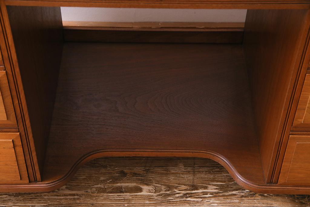 アンティーク家具　フランスアンティーク　ウォールナット材　クラシカルな取っ手がおしゃれなキャスター付きデスク(両袖机)