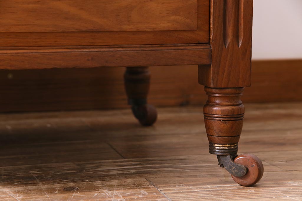 アンティーク家具　フランスアンティーク　ウォールナット材　クラシカルな取っ手がおしゃれなキャスター付きデスク(両袖机)