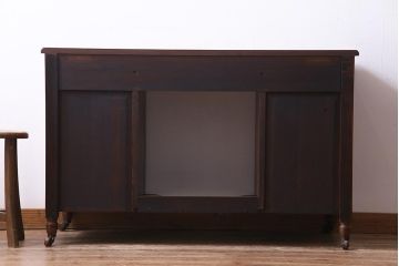 アンティーク家具　フランスアンティーク　ウォールナット材　クラシカルな取っ手がおしゃれなキャスター付きデスク(両袖机)