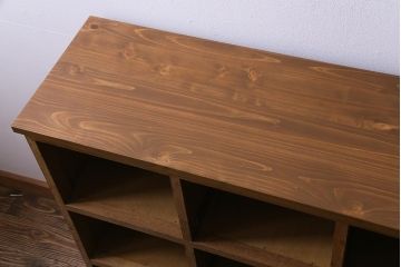 昭和レトロ　飾り気のない作りが魅力的な脚付きマス目棚(ロッカー、下駄箱)(1)