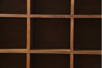 昭和レトロ　飾り気のない作りが魅力的な脚付きマス目棚(ロッカー、下駄箱)(1)