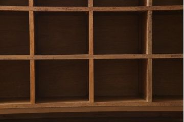 昭和レトロ　飾り気のない作りが魅力的な脚付きマス目棚(ロッカー、下駄箱)(1)