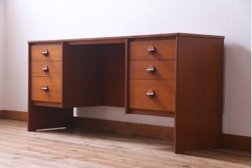 ヴィンテージ家具　イギリスビンテージ　STAG社　チーク材　すっきりとしたシルエットのワークデスク(両袖机、在宅ワーク、在宅用)