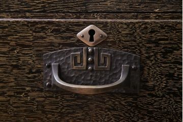 アンティーク家具　大正ロマン　当時物色ガラス　透かしやレリーフが目を引くワードローブ(洋服タンス)