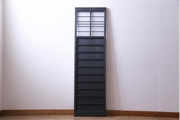 ペイント建具　横桟がアクセントの細身のドア(扉)