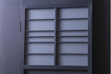 ペイント建具　横桟がアクセントの細身のドア(扉)