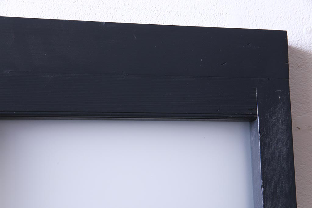 ペイント建具　横桟がアクセントの細身のドア(扉)