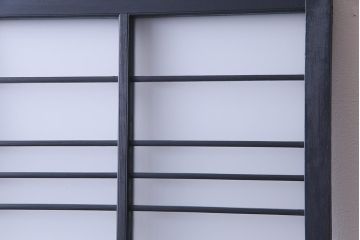 ペイント建具　横桟がアクセントの細身のドア(扉)