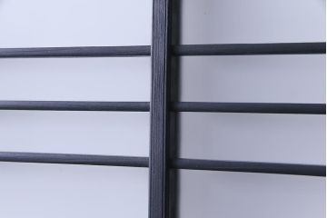 ペイント建具　横桟がアクセントの細身のドア(扉)