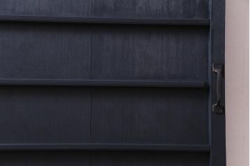 ペイント建具　横桟がアクセントの細身のドア(扉)