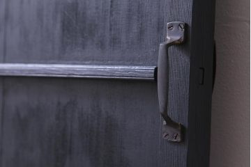 ペイント建具　横桟がアクセントの細身のドア(扉)