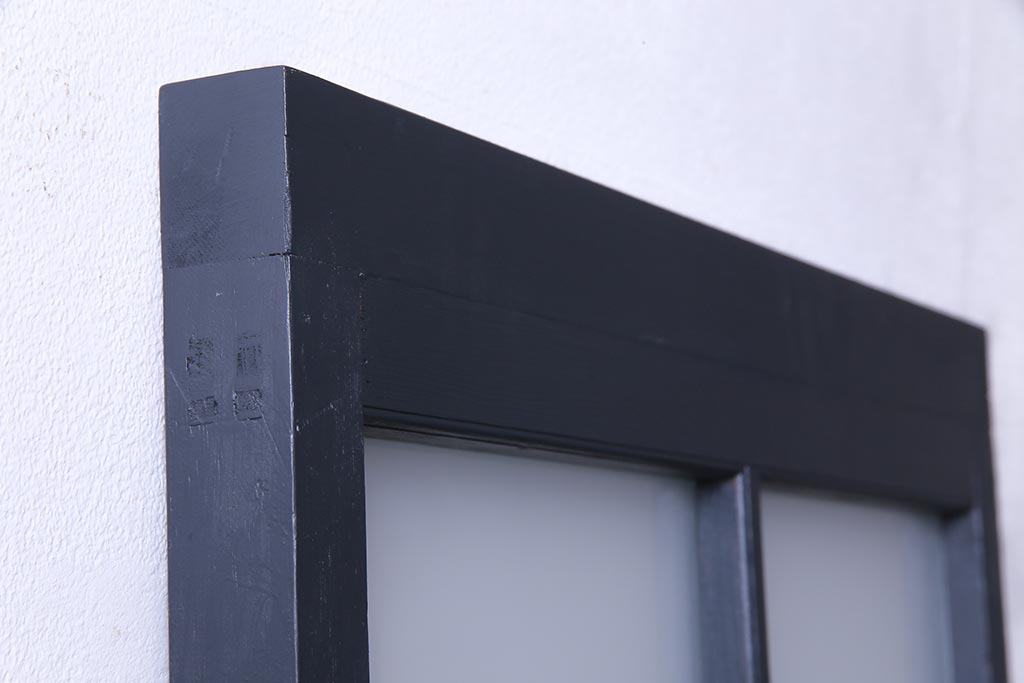 ペイント建具　横桟がアクセントの細身のドア(扉)