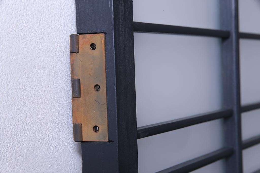 ペイント建具　横桟がアクセントの細身のドア(扉)