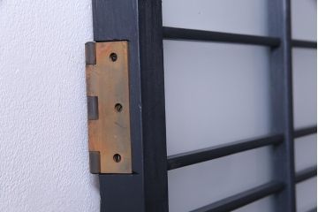 ペイント建具　横桟がアクセントの細身のドア(扉)