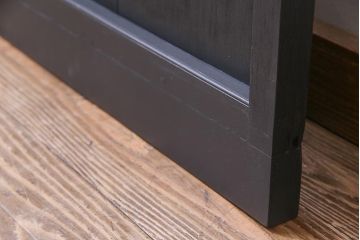 ペイント建具　横桟がアクセントの細身のドア(扉)