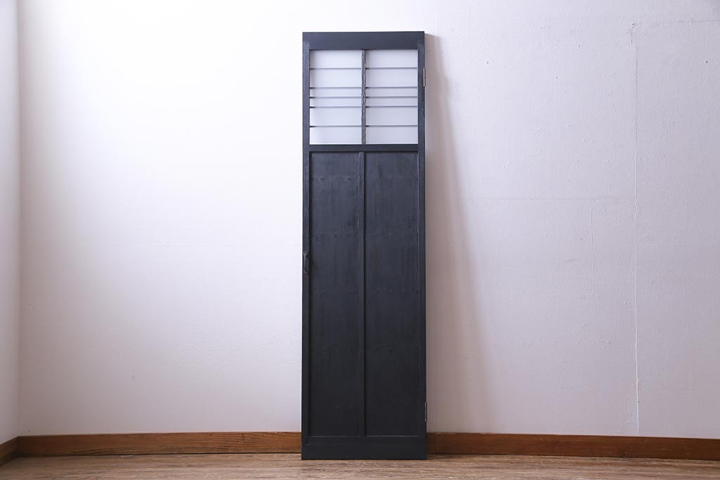 ペイント建具　横桟がアクセントの細身のドア(扉)