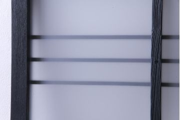 ペイント建具　横桟がアクセントの細身のドア(扉)