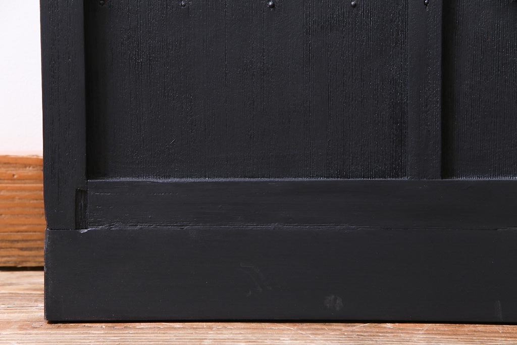 ペイント建具　横桟がアクセントの細身のドア(扉)