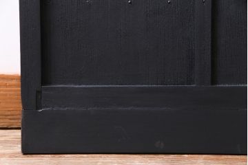 ペイント建具　横桟がアクセントの細身のドア(扉)