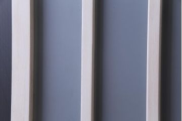 ペイント建具　色ガラス入り　清涼感漂う細身のドア(扉)