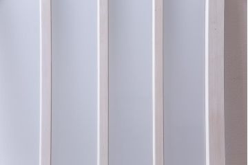 ペイント建具　色ガラス入り　清涼感漂う細身のドア(扉)