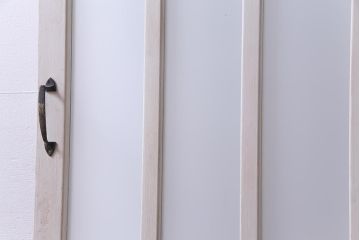 ペイント建具　色ガラス入り　清涼感漂う細身のドア(扉)