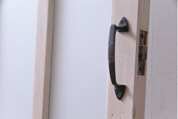 ペイント建具　色ガラス入り　清涼感漂う細身のドア(扉)