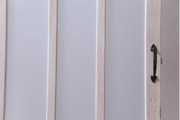ペイント建具　色ガラス入り　清涼感漂う細身のドア(扉)