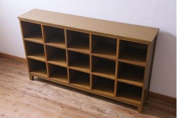 レトロ家具　昭和レトロ　脚付き　素朴な木味が懐かしい雰囲気を醸し出すロッカー(下駄箱、マス目棚)(2)