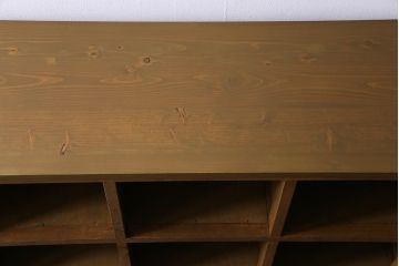 レトロ家具　昭和レトロ　脚付き　素朴な木味が懐かしい雰囲気を醸し出すロッカー(下駄箱、マス目棚)(2)